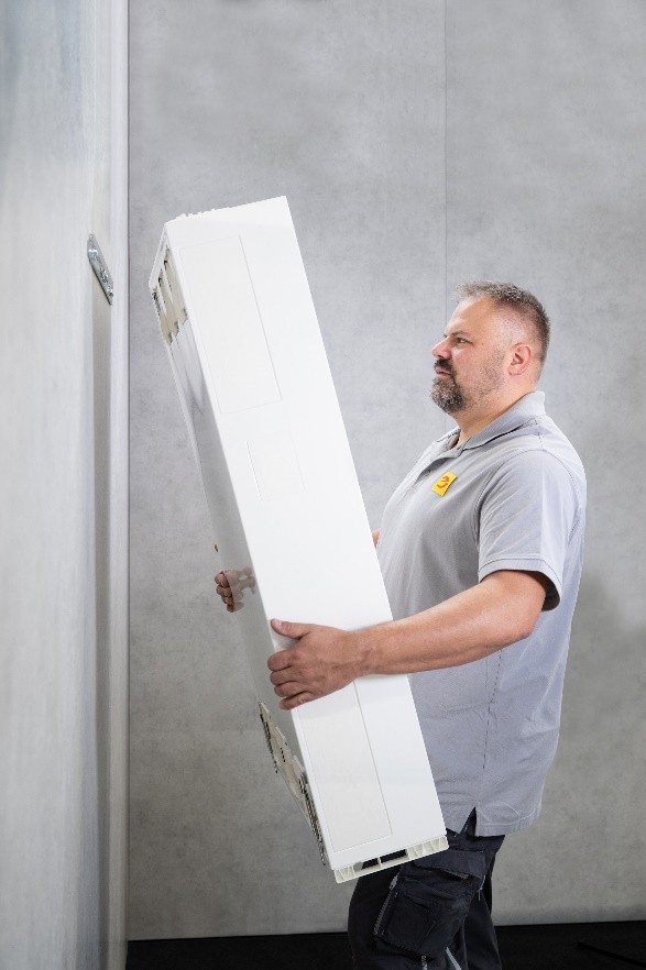 Monteur mit Hager univers Schrank – Ein-Mann-Montage